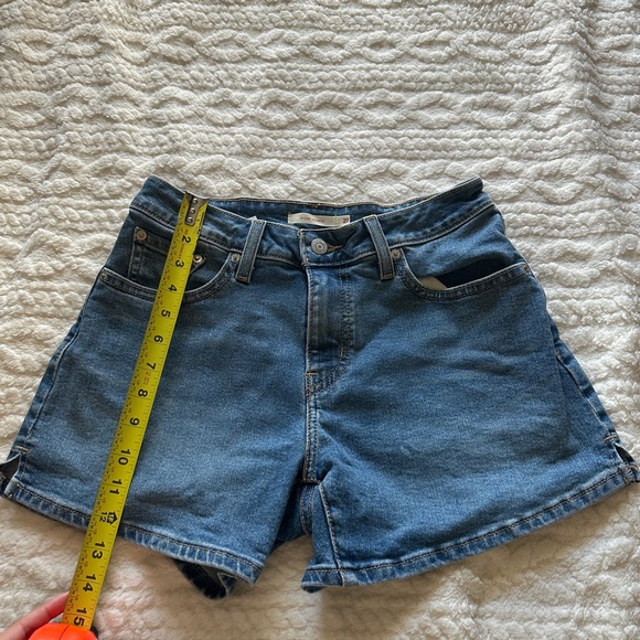 Women’s Levi’s A-line Denim Jean high waist shorts
Size 27 - Picture 3 of 8